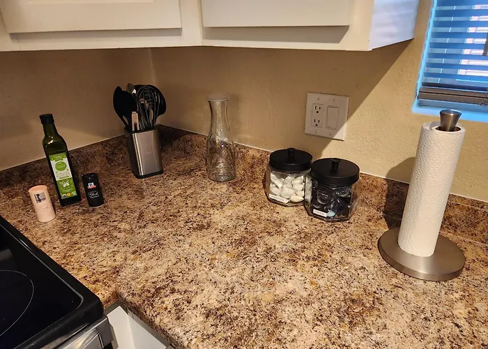 Charming 1-bed Apt, Cook-ready Kitchen, Laundry, 5-8 Mins To U Of A And Downtown Apartment *