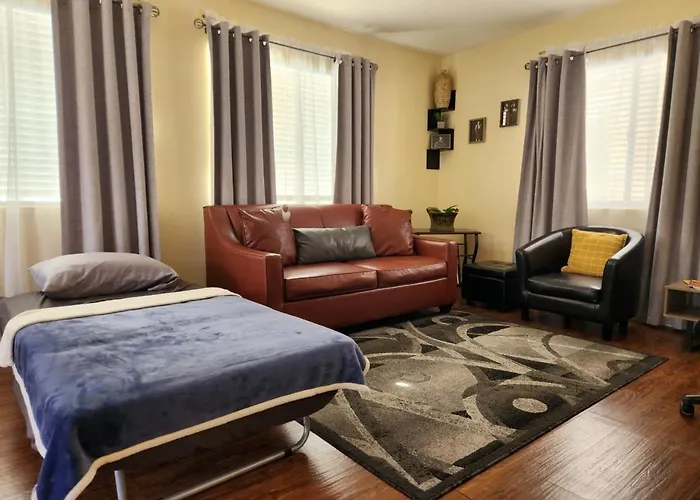 Charming 1-bed Apt, Cook-ready Kitchen, Laundry, 5-8 Mins To U Of A And Downtown *